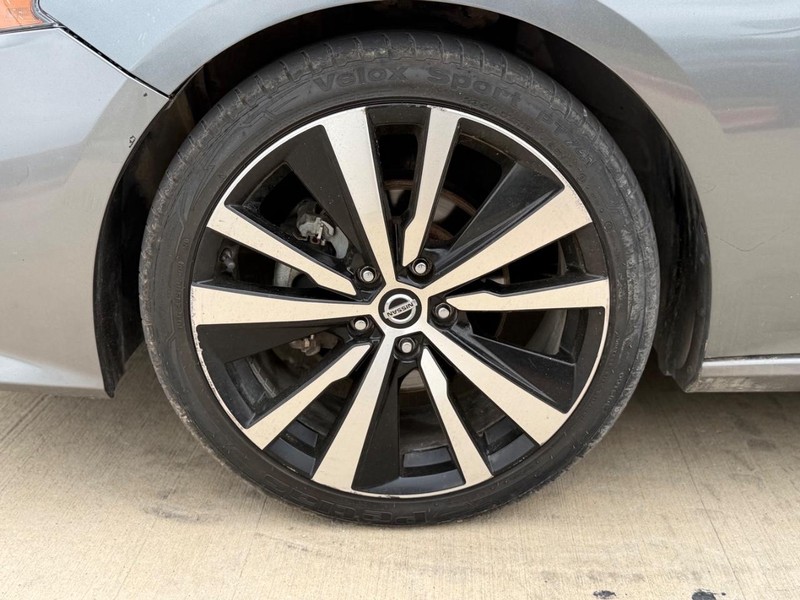 Nissan Altima Vehicle Full-screen Gallery Image 20