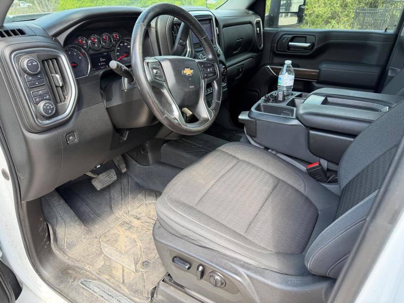 Chevrolet Silverado 2500HD Vehicle Full-screen Gallery Image 11