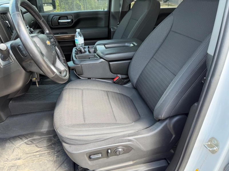 Chevrolet Silverado 2500HD Vehicle Full-screen Gallery Image 12