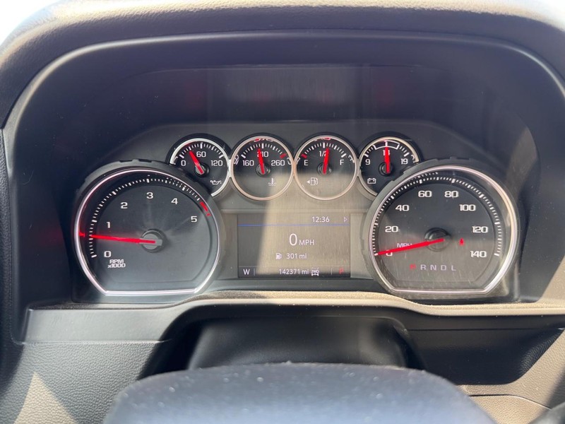 Chevrolet Silverado 2500HD Vehicle Full-screen Gallery Image 13