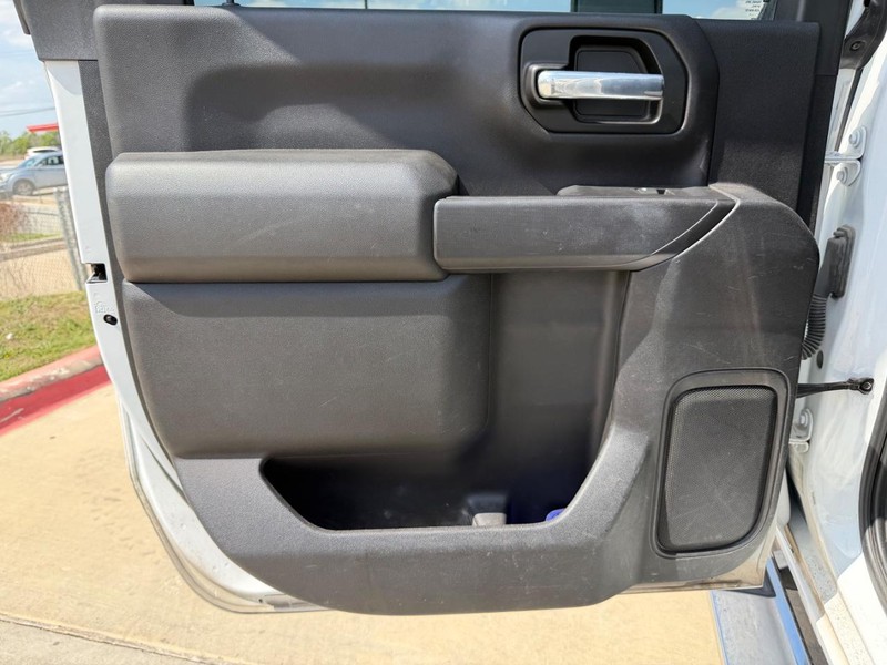 Chevrolet Silverado 2500HD Vehicle Full-screen Gallery Image 15