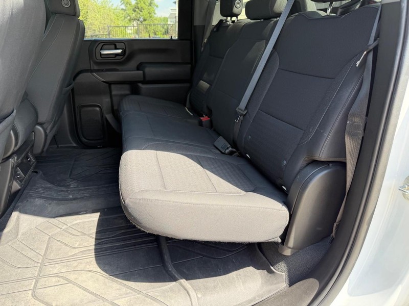 Chevrolet Silverado 2500HD Vehicle Full-screen Gallery Image 17