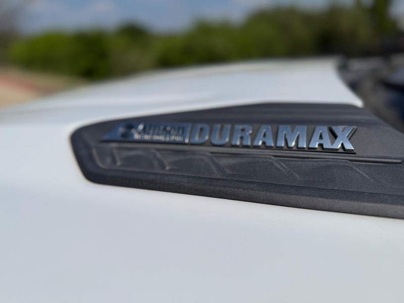 Chevrolet Silverado 2500HD Vehicle Full-screen Gallery Image 21