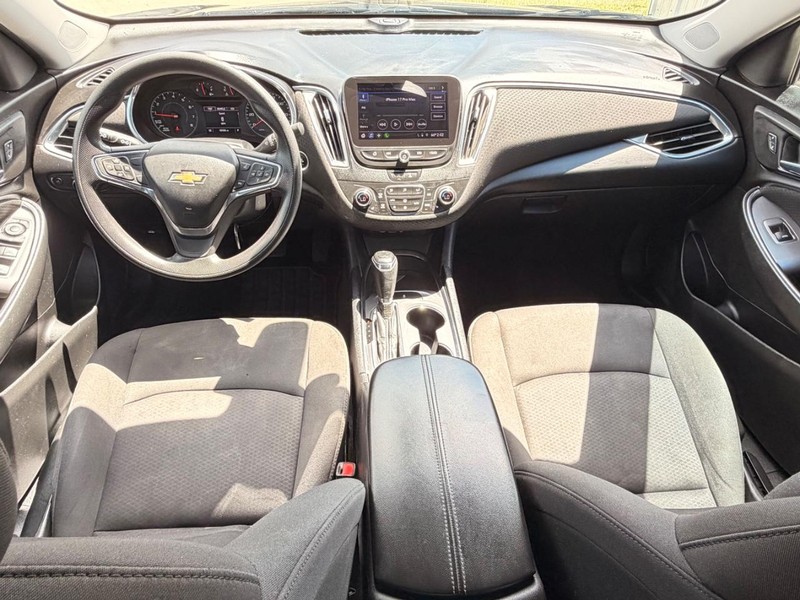Chevrolet Malibu Vehicle Full-screen Gallery Image 12
