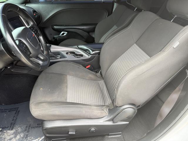 Dodge Challenger Vehicle Full-screen Gallery Image 12