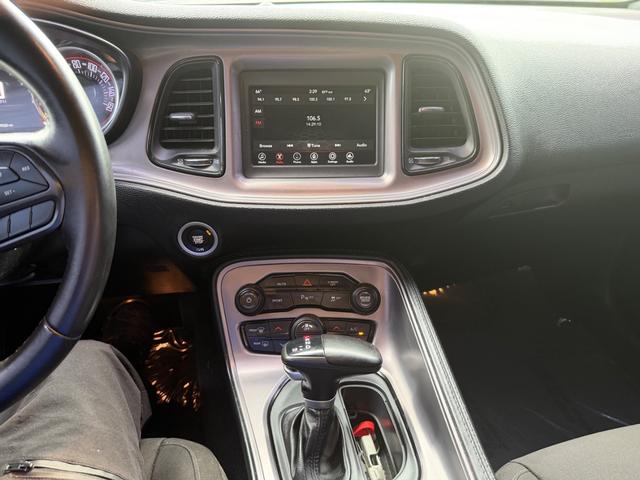 Dodge Challenger Vehicle Full-screen Gallery Image 14