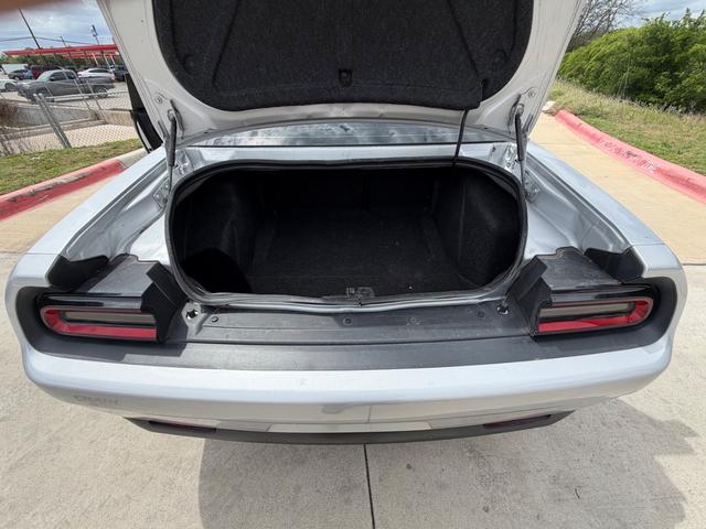 Dodge Challenger Vehicle Full-screen Gallery Image 17