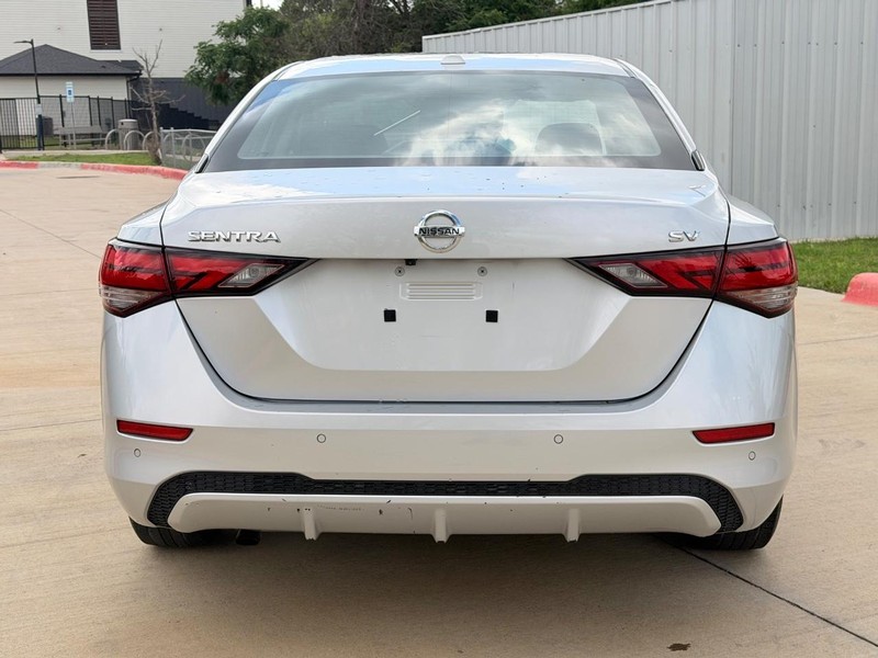Nissan Sentra Vehicle Full-screen Gallery Image 05