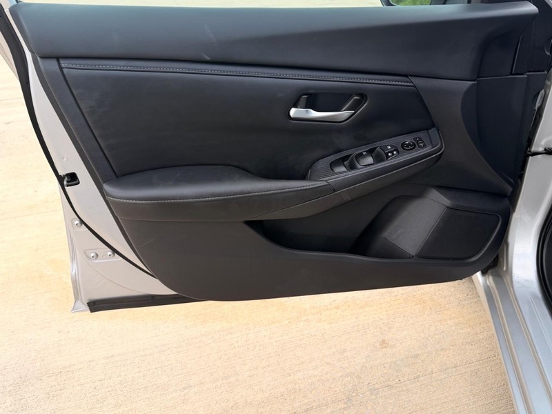 Nissan Sentra Vehicle Full-screen Gallery Image 09