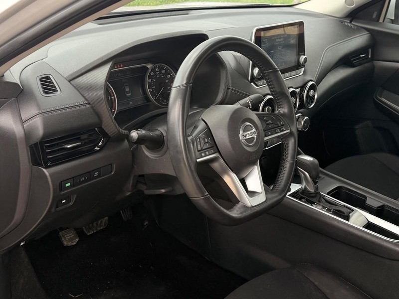 Nissan Sentra Vehicle Full-screen Gallery Image 10