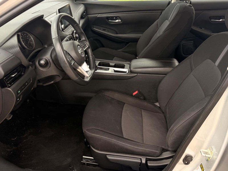 Nissan Sentra Vehicle Full-screen Gallery Image 11