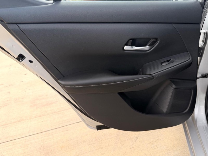 Nissan Sentra Vehicle Full-screen Gallery Image 12