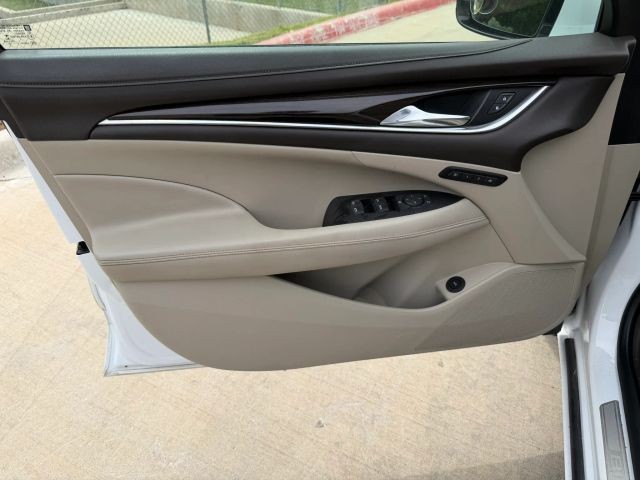 Buick LaCrosse Vehicle Full-screen Gallery Image 10