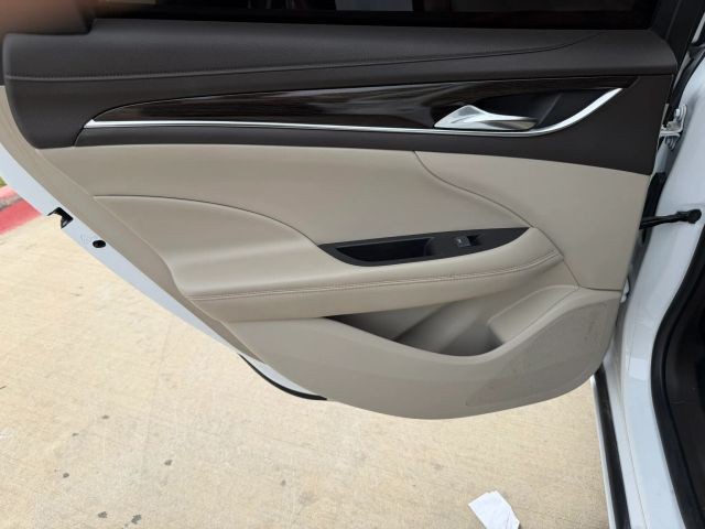 Buick LaCrosse Vehicle Full-screen Gallery Image 13