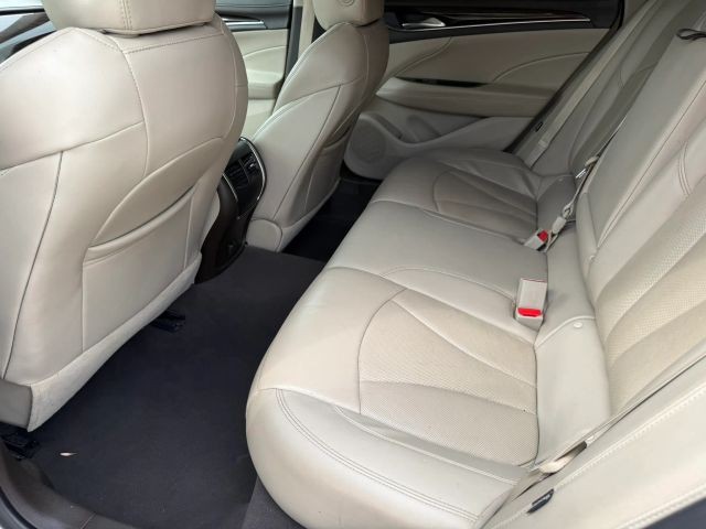 Buick LaCrosse Vehicle Full-screen Gallery Image 14