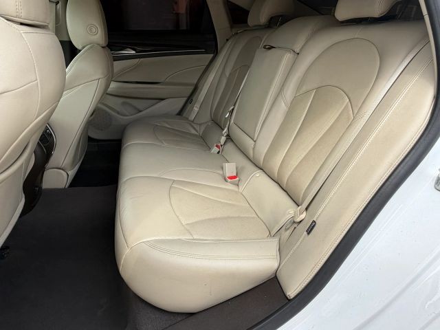 Buick LaCrosse Vehicle Full-screen Gallery Image 15