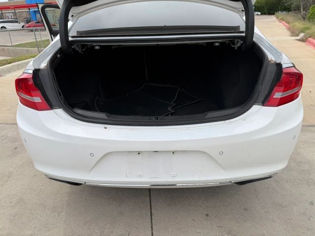 Buick LaCrosse Vehicle Full-screen Gallery Image 17