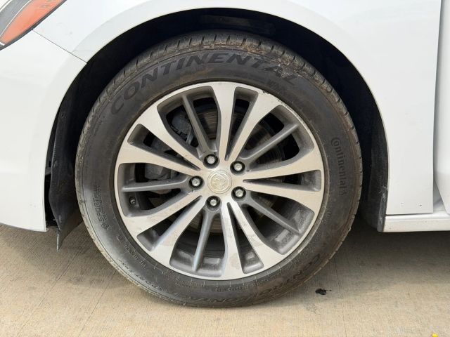 Buick LaCrosse Vehicle Full-screen Gallery Image 18