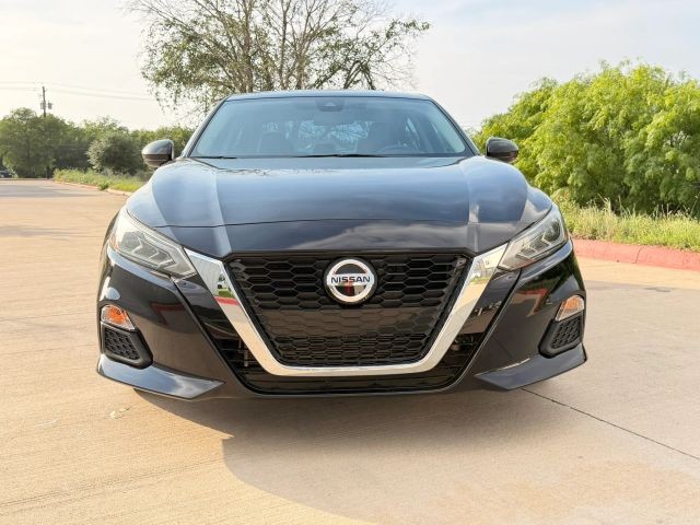 Nissan Altima Vehicle Full-screen Gallery Image 16