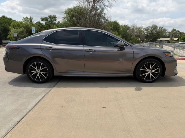 Toyota Camry Vehicle Full-screen Gallery Image 07