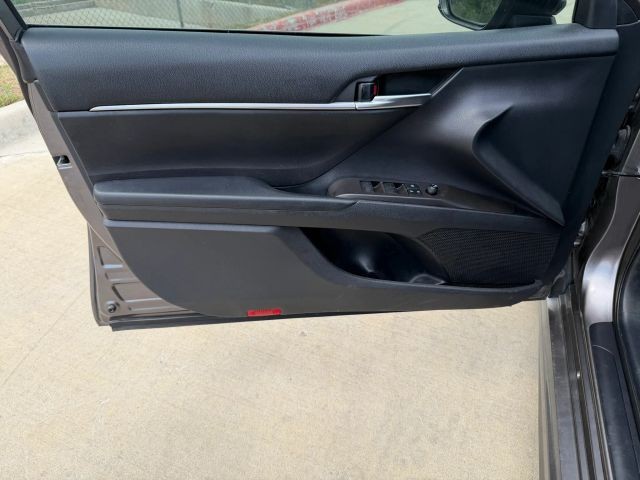 Toyota Camry Vehicle Full-screen Gallery Image 10