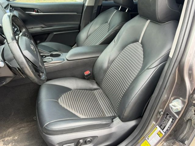 Toyota Camry Vehicle Full-screen Gallery Image 12