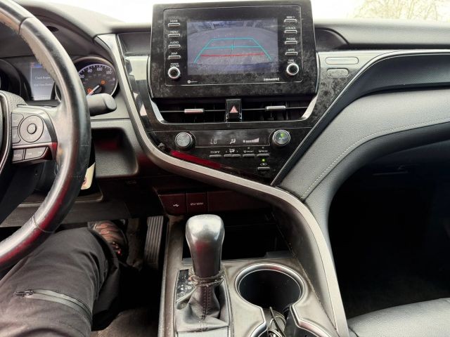 Toyota Camry Vehicle Full-screen Gallery Image 15