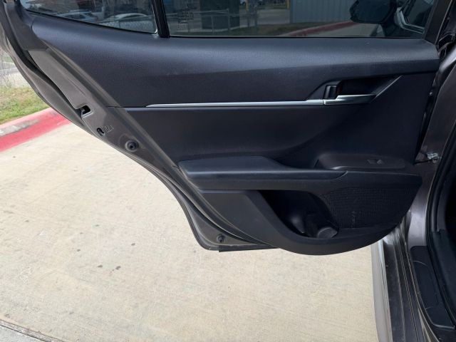Toyota Camry Vehicle Full-screen Gallery Image 16