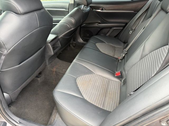 Toyota Camry Vehicle Full-screen Gallery Image 17