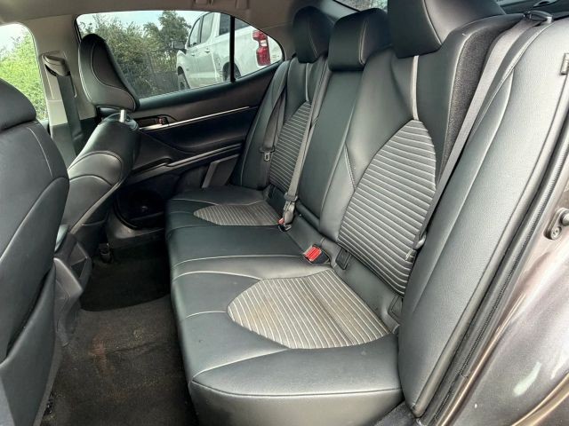 Toyota Camry Vehicle Full-screen Gallery Image 18