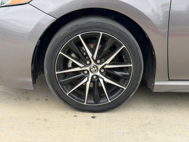 Toyota Camry Vehicle Full-screen Gallery Image 20