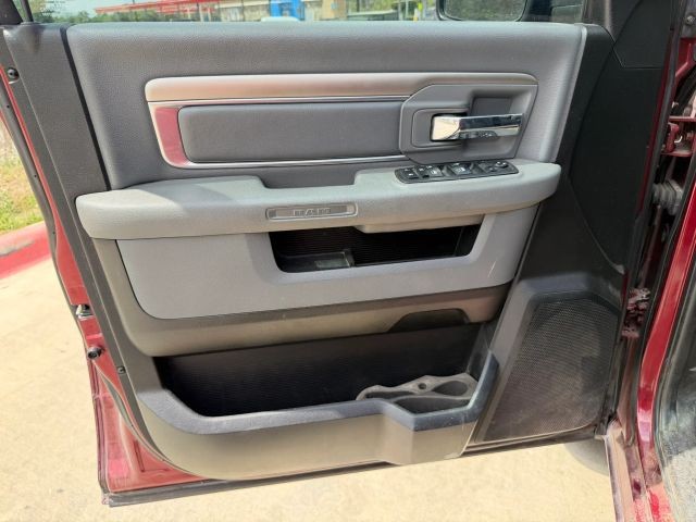 Ram 1500 Classic Vehicle Full-screen Gallery Image 10
