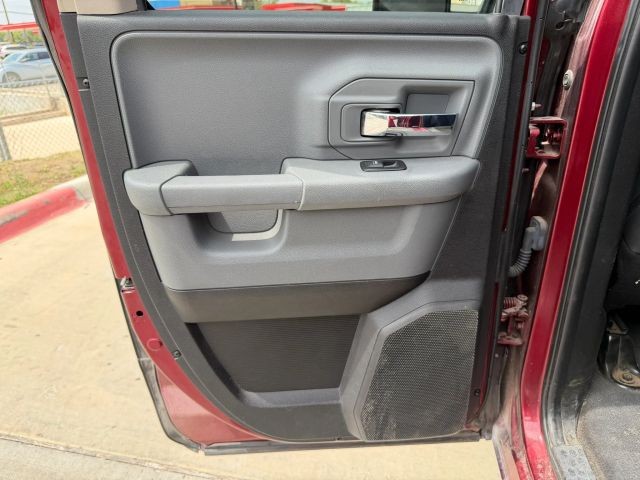 Ram 1500 Classic Vehicle Full-screen Gallery Image 16