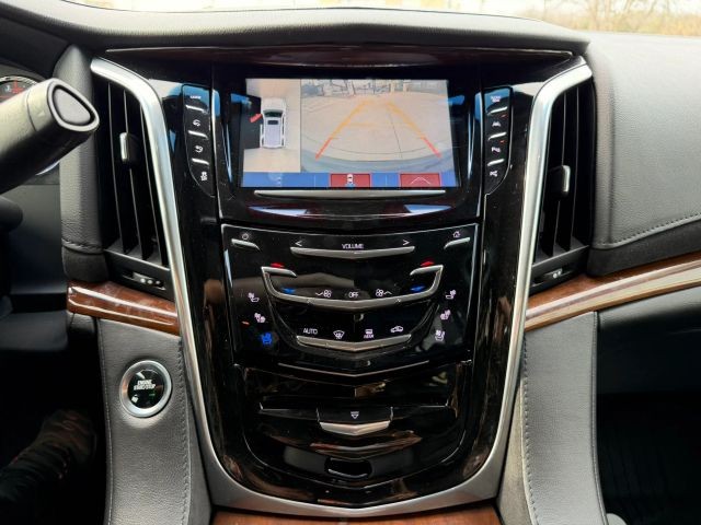 Cadillac Escalade ESV Vehicle Full-screen Gallery Image 14