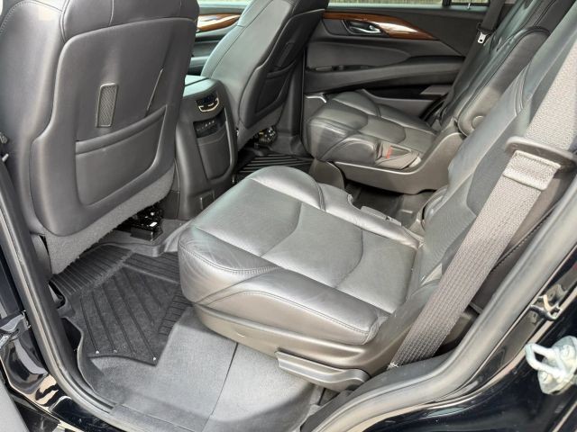 Cadillac Escalade ESV Vehicle Full-screen Gallery Image 16