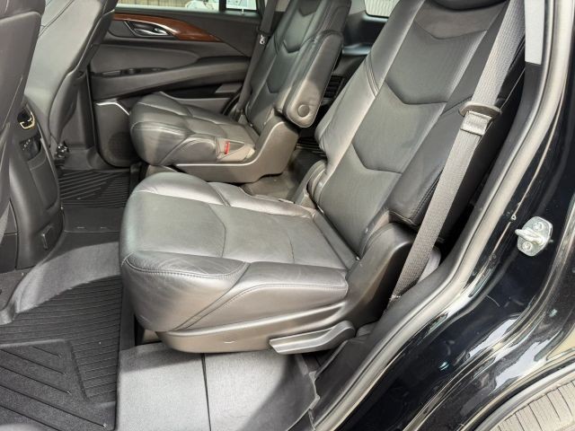 Cadillac Escalade ESV Vehicle Full-screen Gallery Image 17
