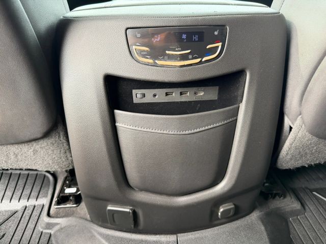 Cadillac Escalade ESV Vehicle Full-screen Gallery Image 18