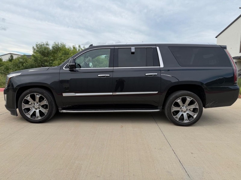 Cadillac Escalade ESV Vehicle Full-screen Gallery Image 03