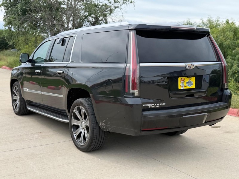 Cadillac Escalade ESV Vehicle Full-screen Gallery Image 04