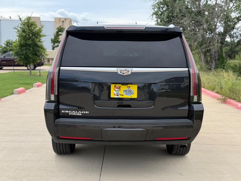 Cadillac Escalade ESV Vehicle Full-screen Gallery Image 05