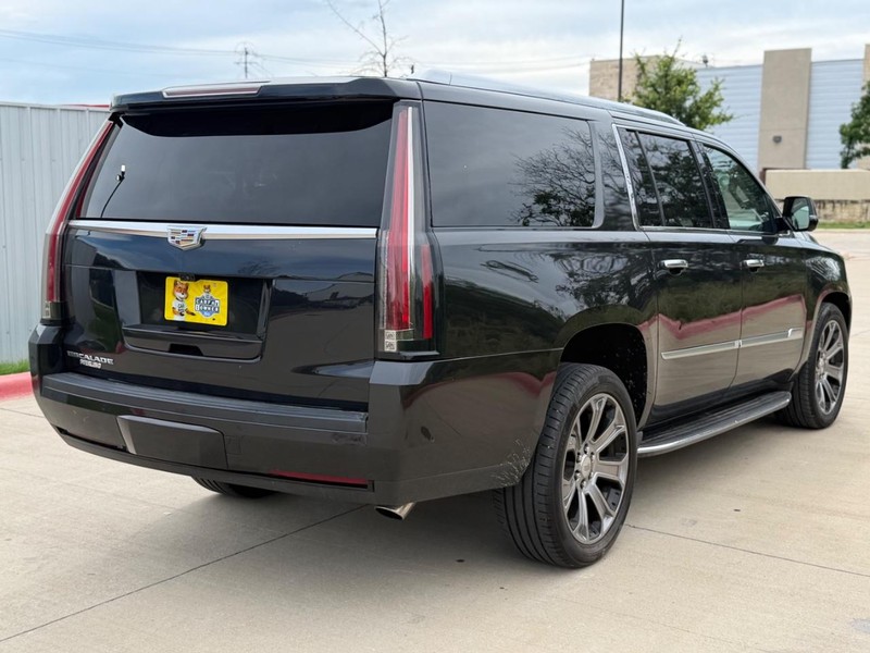 Cadillac Escalade ESV Vehicle Full-screen Gallery Image 06