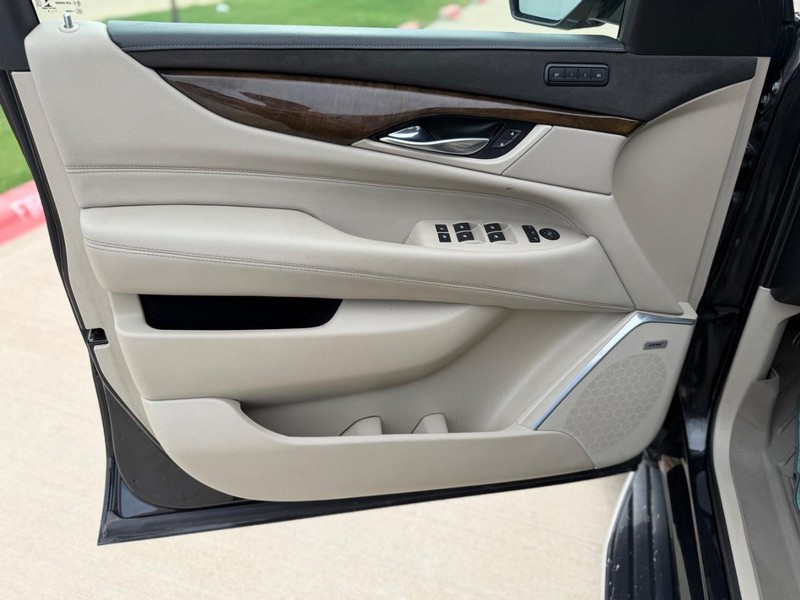 Cadillac Escalade ESV Vehicle Full-screen Gallery Image 10