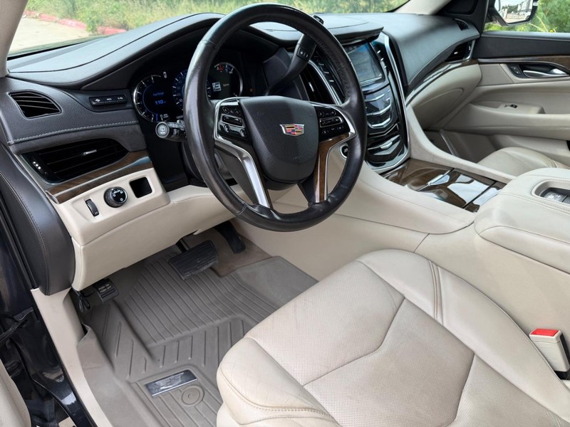 Cadillac Escalade ESV Vehicle Full-screen Gallery Image 11
