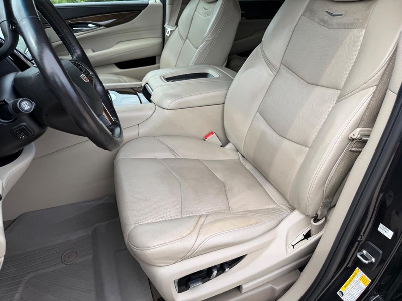 Cadillac Escalade ESV Vehicle Full-screen Gallery Image 12