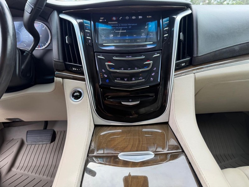 Cadillac Escalade ESV Vehicle Full-screen Gallery Image 14
