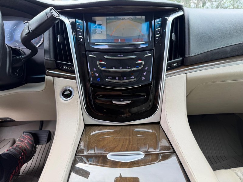 Cadillac Escalade ESV Vehicle Full-screen Gallery Image 15