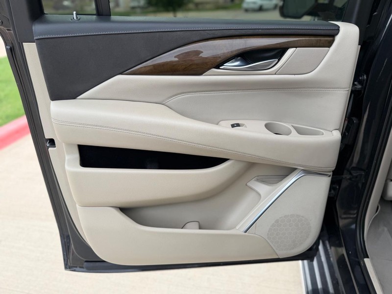 Cadillac Escalade ESV Vehicle Full-screen Gallery Image 16