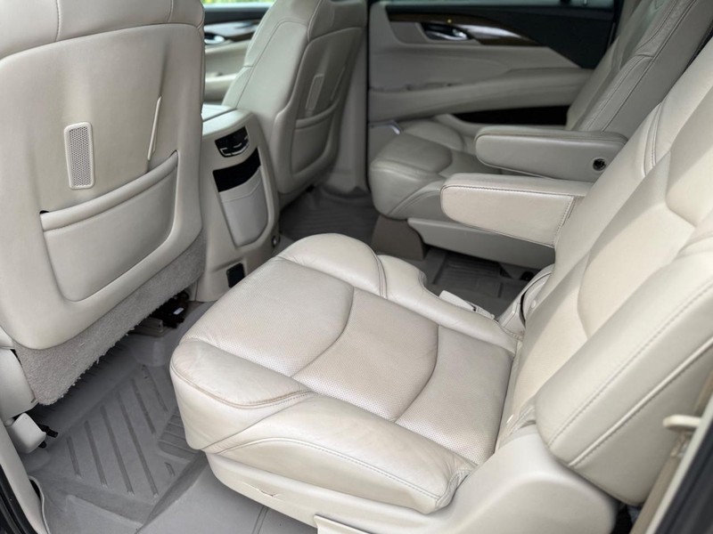 Cadillac Escalade ESV Vehicle Full-screen Gallery Image 17
