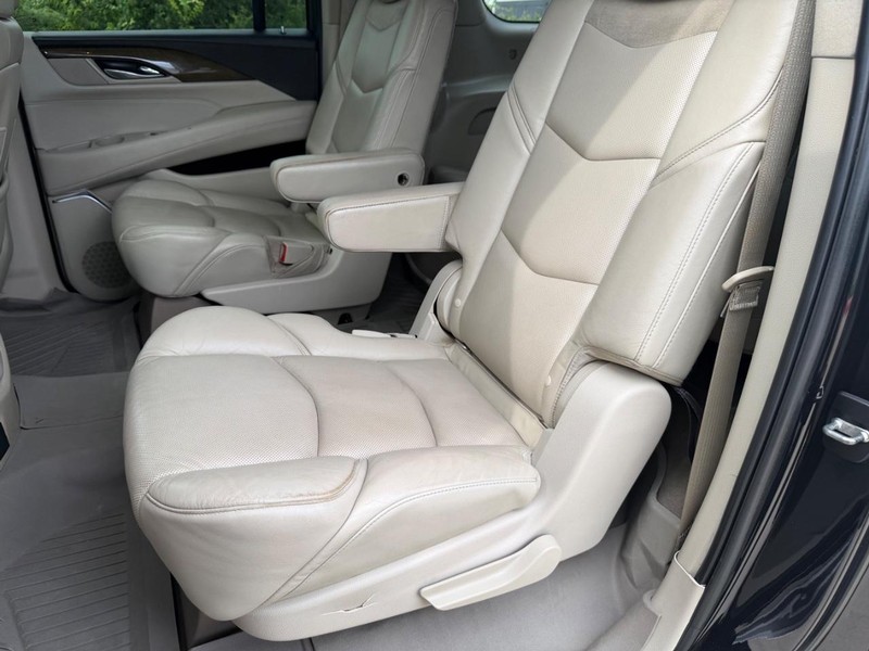 Cadillac Escalade ESV Vehicle Full-screen Gallery Image 18