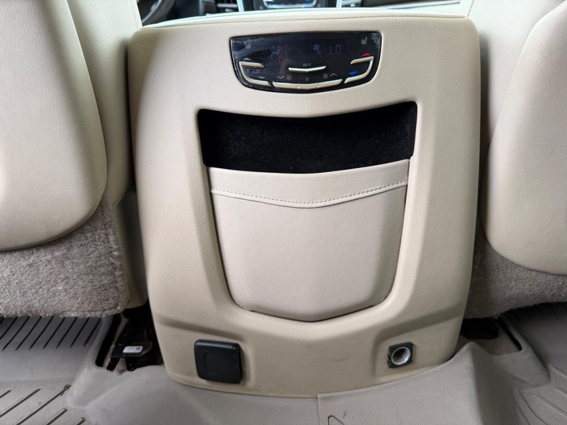 Cadillac Escalade ESV Vehicle Full-screen Gallery Image 19